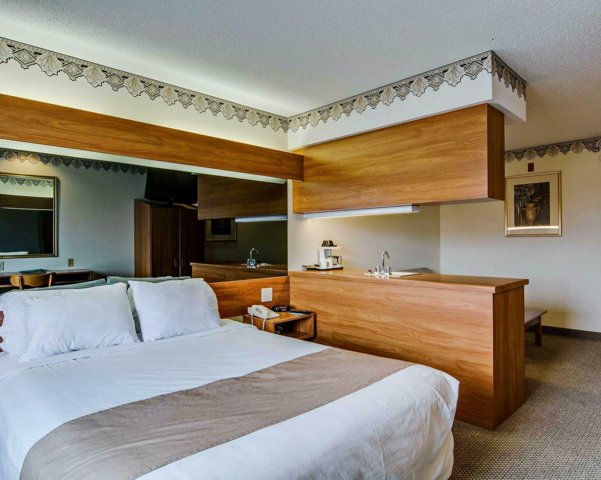 Quality Inn & Suites I-81 Exit 7 Bristol Eksteriør billede
